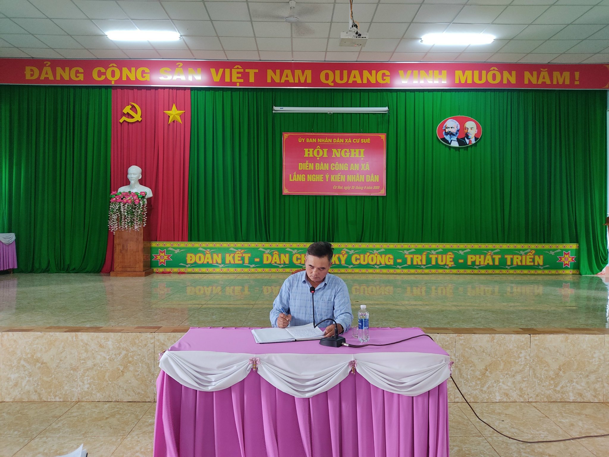 DIỄN ĐÀN CÔNG AN XÃ LẮNG NGHE Ý KIẾN NHÂN DÂN XÃ CƯ SUÊ